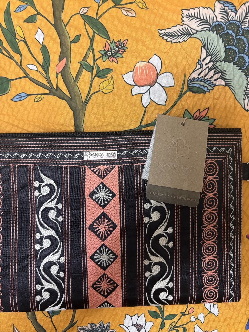 NWT!!!!💕BANDA BAGS Black & Pink Embroidered Wristlet💕🌷